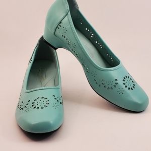 NEW Comfort Well by Beacon Floral Breeze Pumps